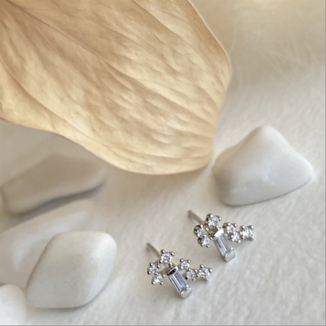 Dainty Rhinestone Cluster w Bar Stud Earrings | Silver